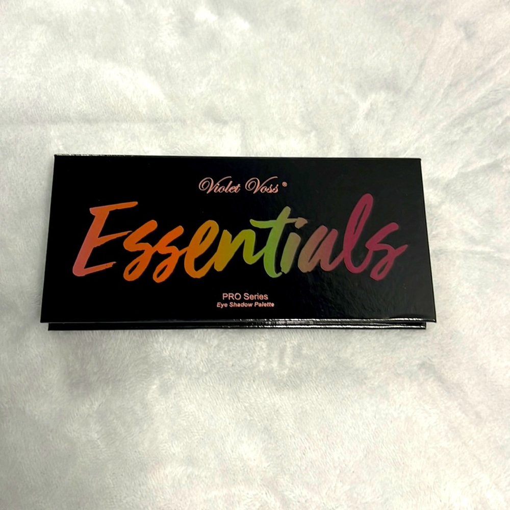 3/$25 ❤️ VIOLET VOSS ESSENTIALS PRO SERIES EYESHADOW PALLETTE